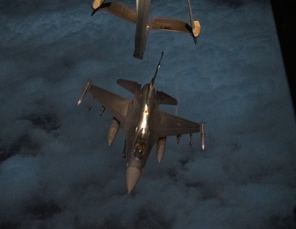 F-16 Night Refuel