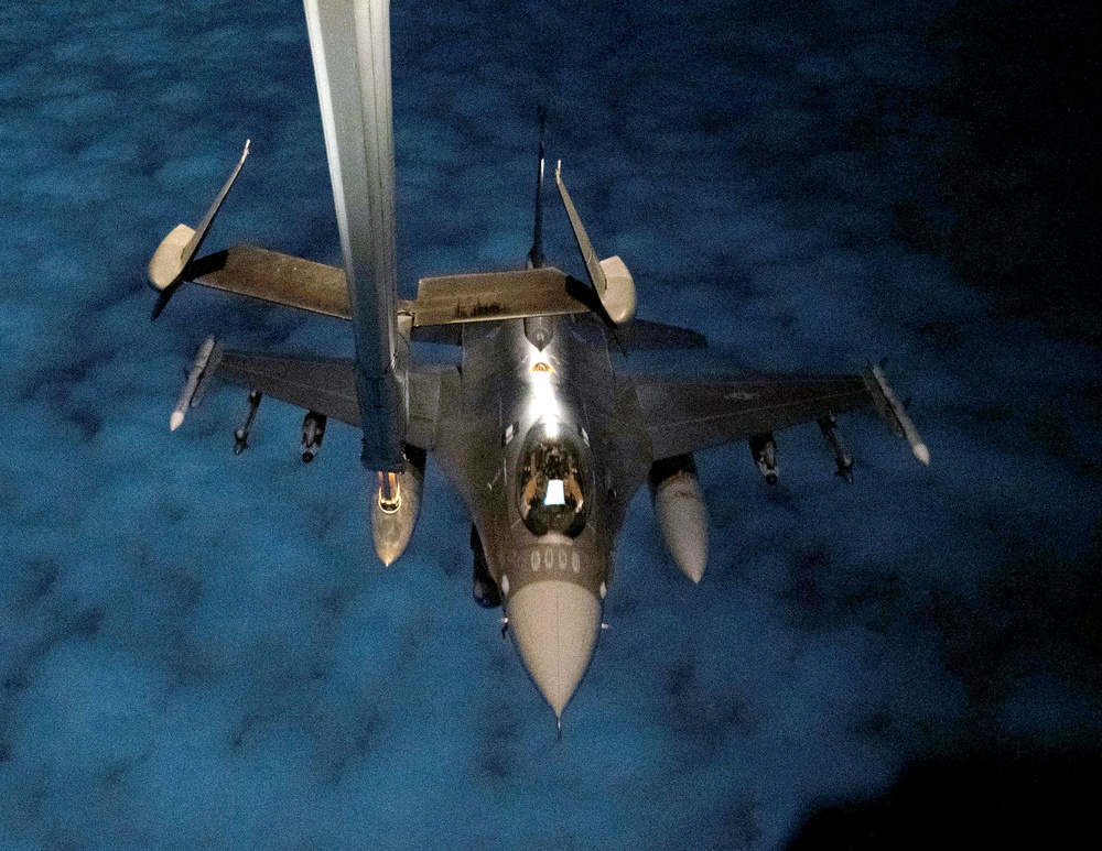 F-16 Night Refuel