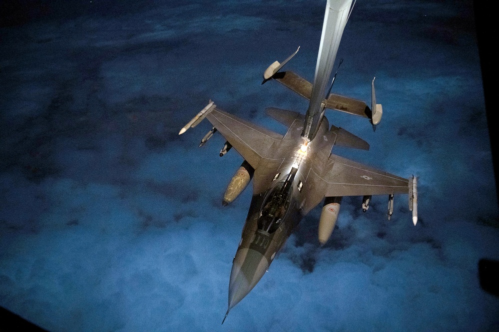 F-16 Night Refuel