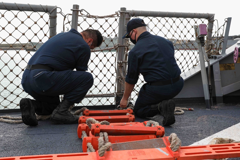 USS Ross departs Rota for 12th Patrol