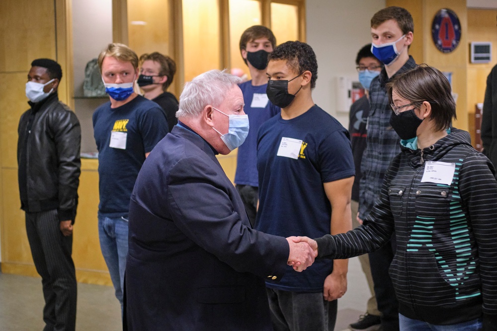 Medal of Honor recipient visits Minneapolis MEPS