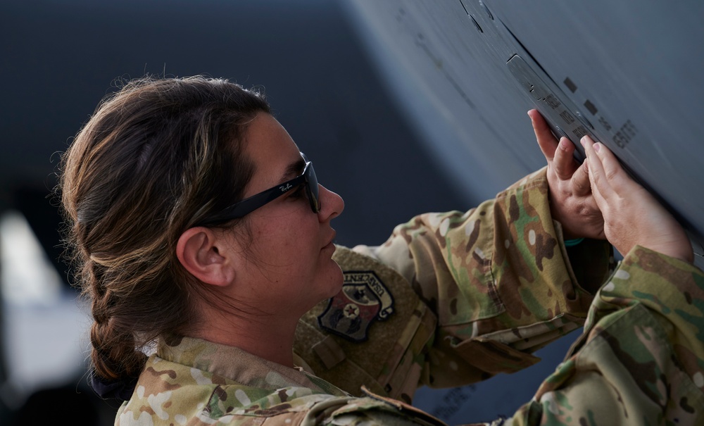 50th EARS refuels Air Force F-16 Fighting Falcons
