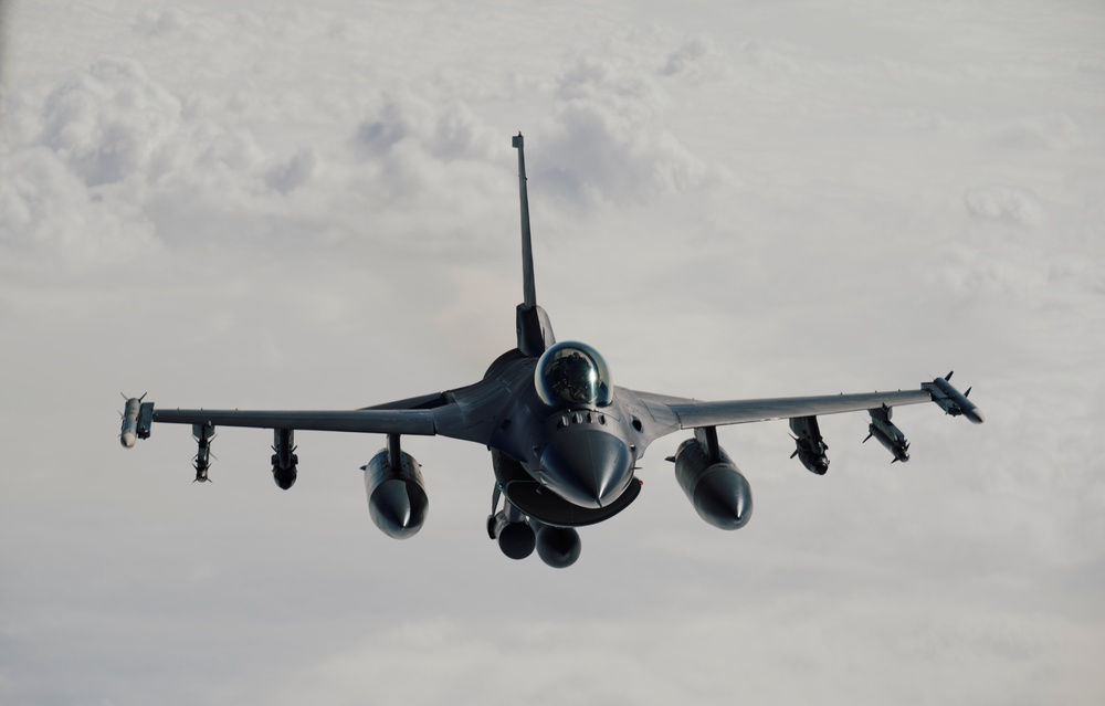 50th EARS refuels Air Force F-16 Fighting Falcons