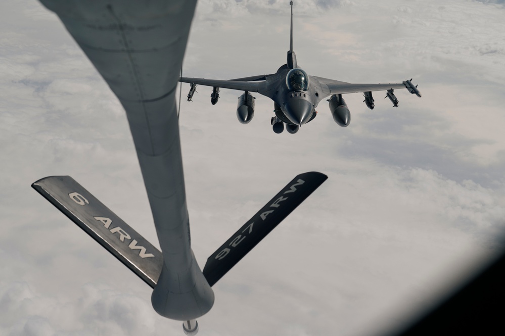 50th EARS refuels Air Force F-16 Fighting Falcons
