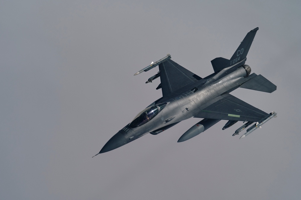 50th EARS refuels Air Force F-16 Fighting Falcons