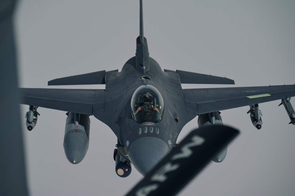 50th EARS refuels Air Force F-16 Fighting Falcons