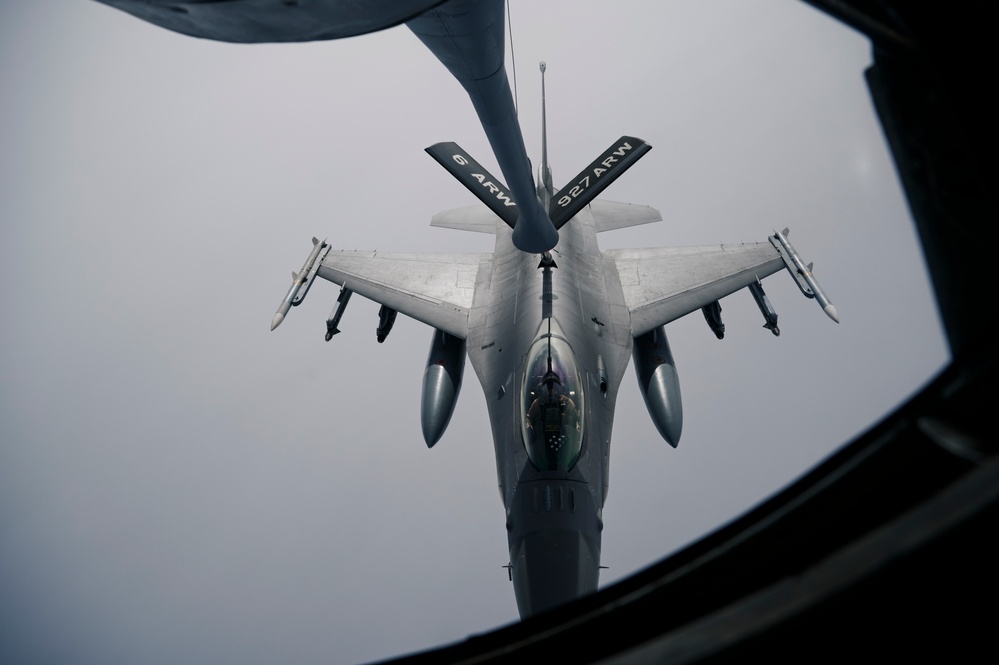 50th EARS refuels Air Force F-16 Fighting Falcons