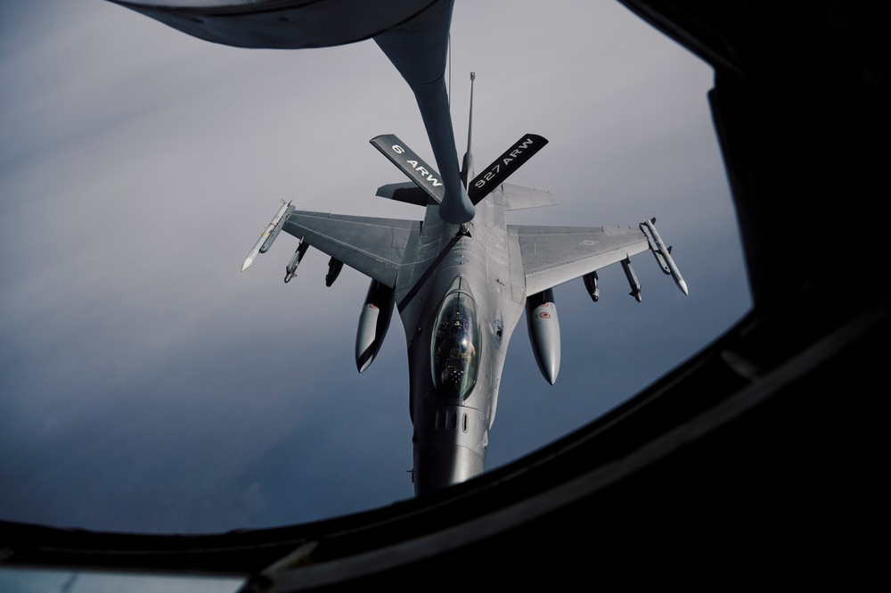 50th EARS refuels Air Force F-16 Fighting Falcons