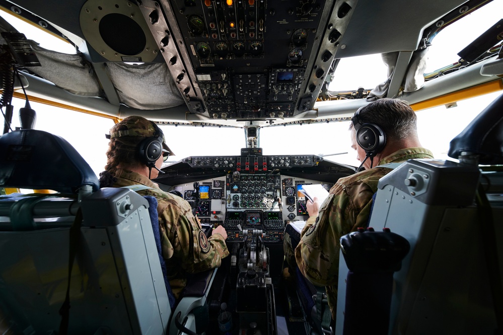 50th EARS refuels Air Force F-16 Fighting Falcons