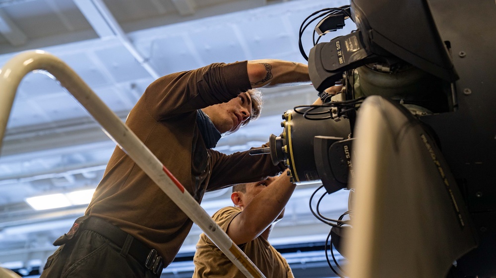 USS Carl Vinson (CVN 70) Sailors Conduct Maintenance in Philippine Sea