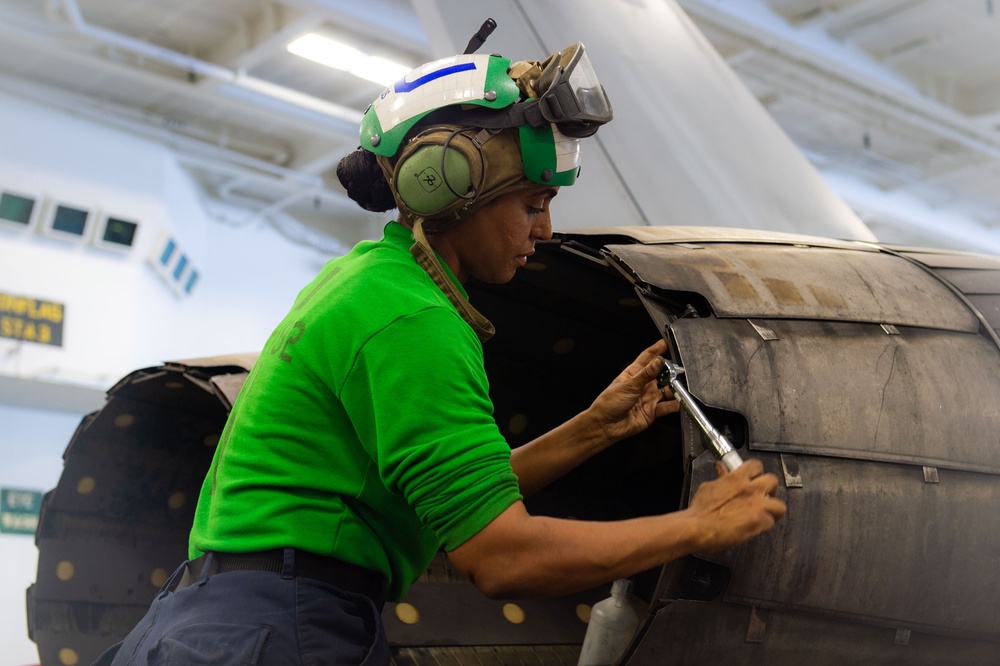 USS Carl Vinson (CVN 70) Sailors Conduct Maintenance in Philippine Sea