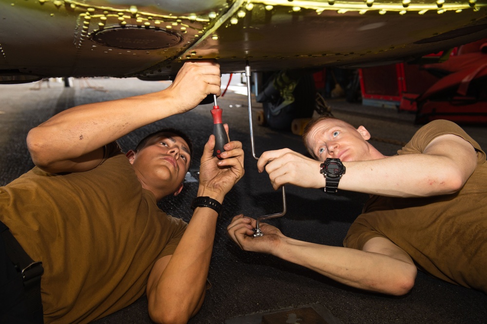 USS Carl Vinson (CVN 70) Sailors Conduct Maintenance in the Philippine Sea
