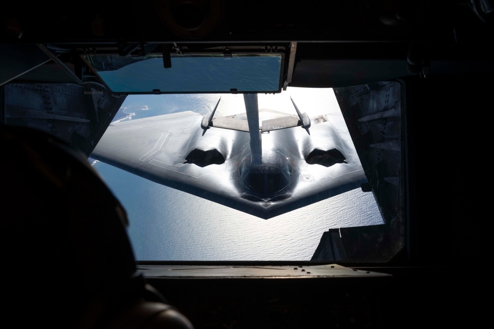 Travis AFB refuels B-2 spirit bomber