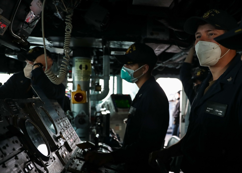 USS Ross replenishes at sea with USNS Supply