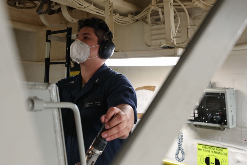 USS Ross deploys sonar for exercise