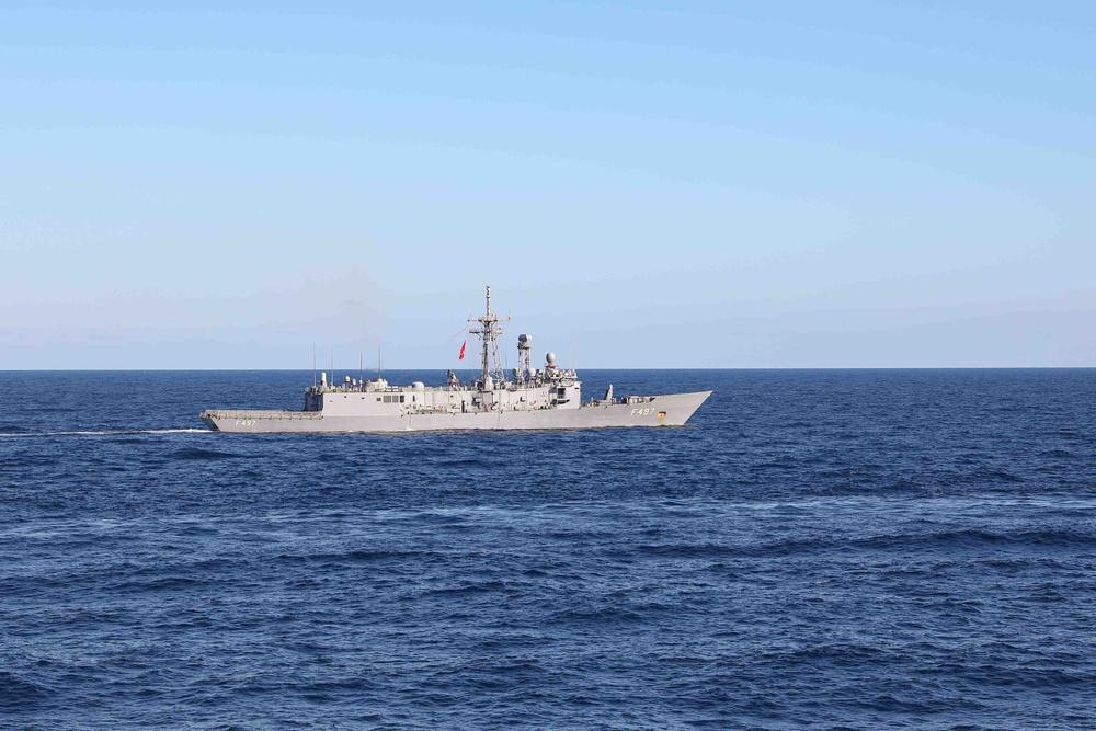 USS Ross participates in Photo Exercise