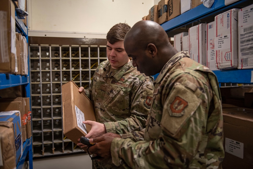 423rd FSS postal Airmen deliver holiday cheer