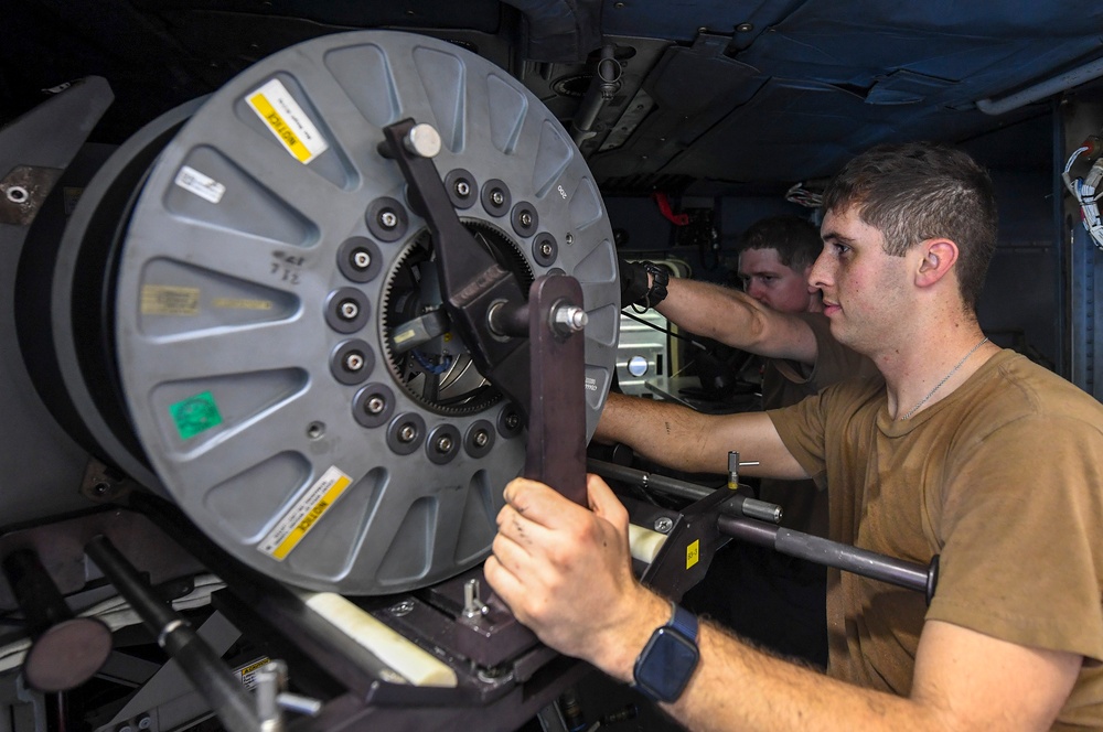 USS Chafee (DDG 90) Conducts Maintenance On MH-60R Sea Hawk Helicopter