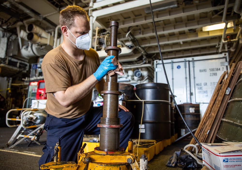 USS Milwaukee and HSC 22 Sailors Maintain Readiness