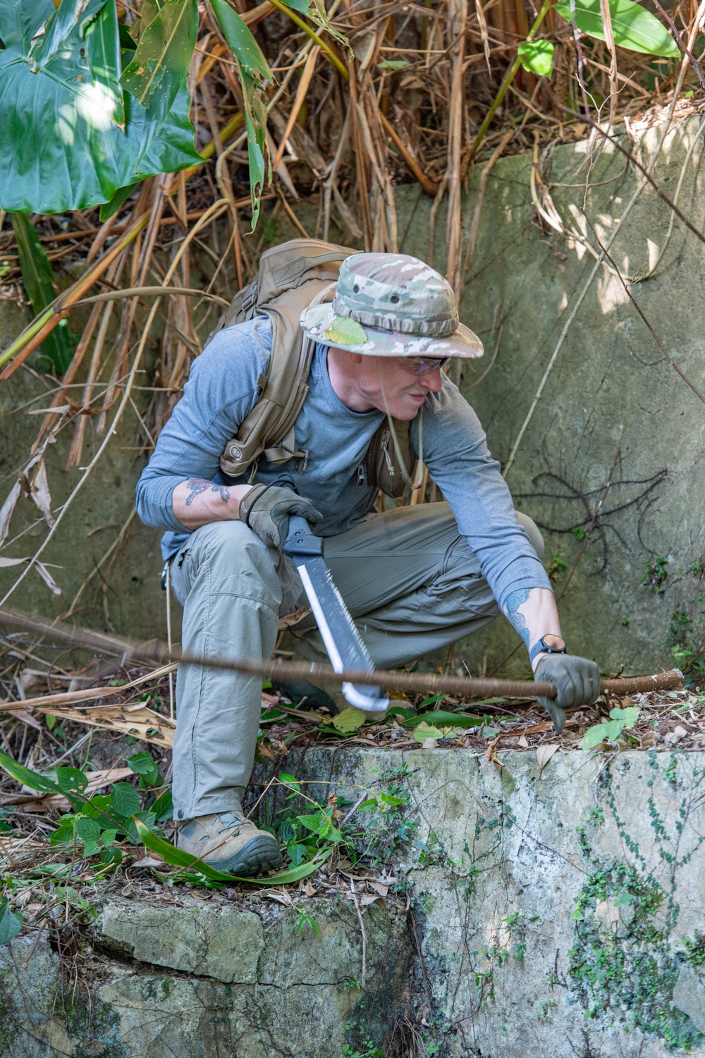 18th MUNS Clears Shrines for Okinawan Residents