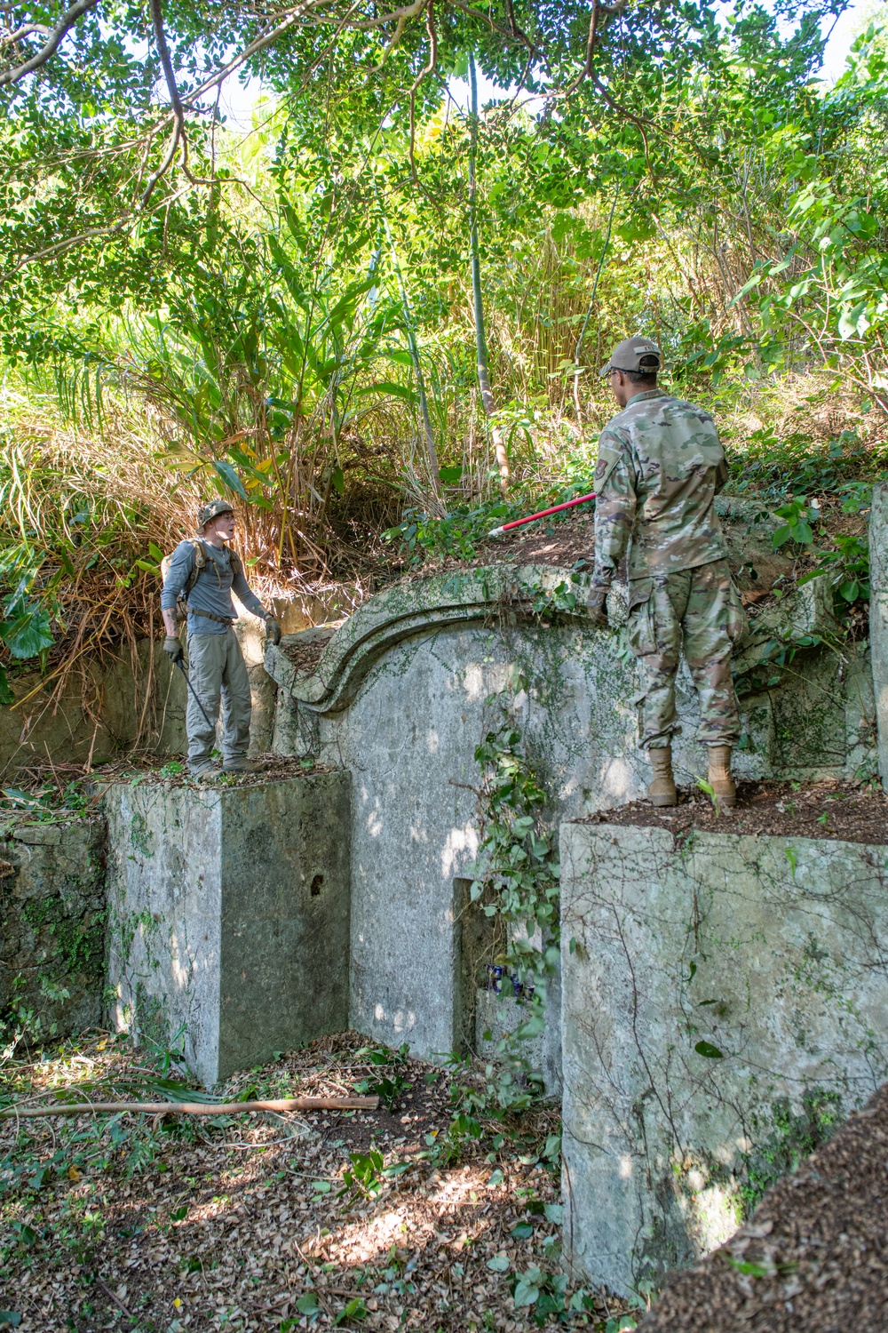 18th MUNS Clears Shrines for Okinawan Residents