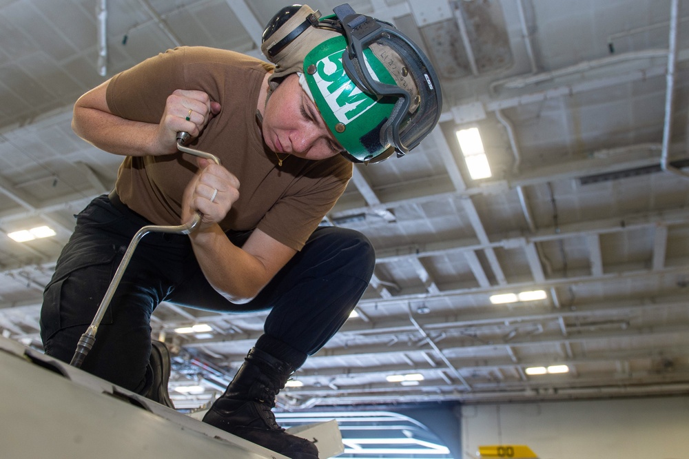 USS Carl Vinson (CVN 70) sailors conduct maintenance