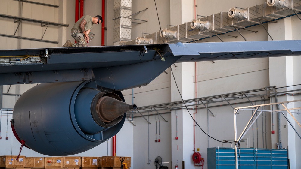 Replacing a KC-135 boom