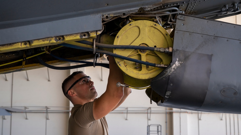 Replacing a KC-135 boom