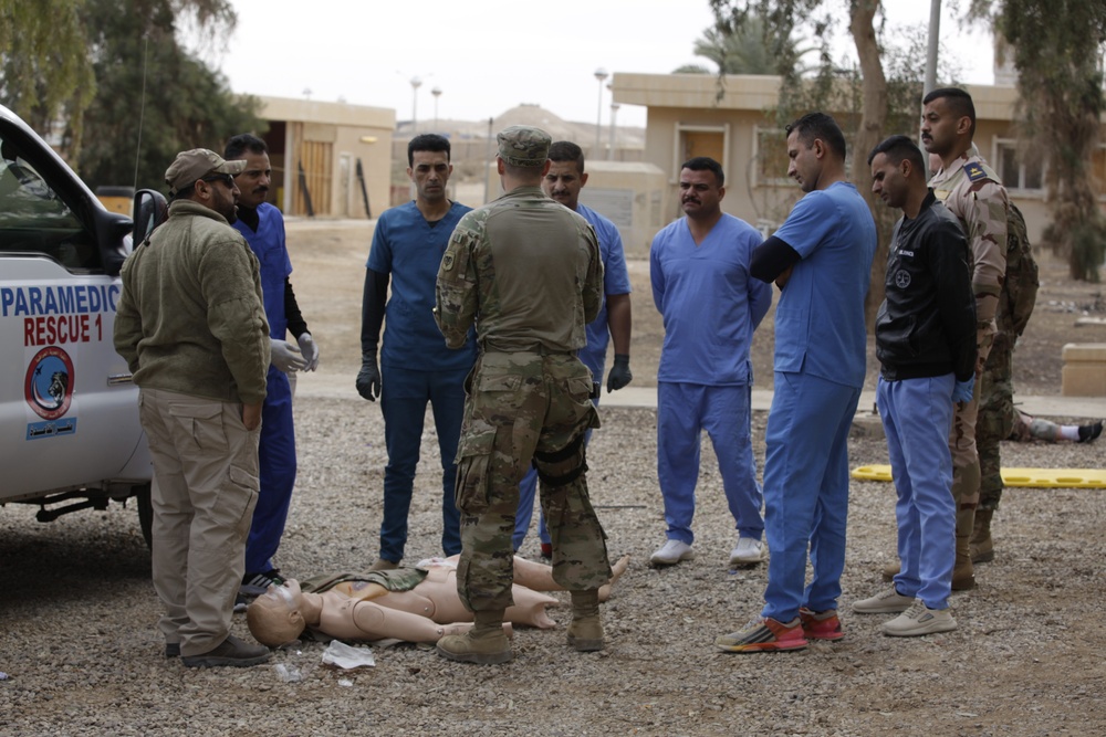 Medical unit assists Iraqi medical team.