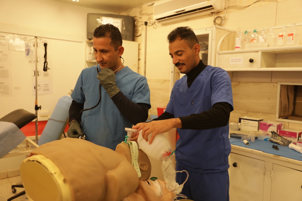 Medical unit assists Iraqi medical team.