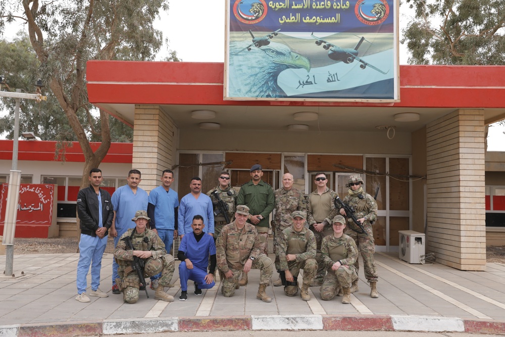 Medical unit assists Iraqi medical team.