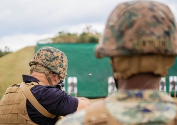 III MIG teaches USO staff rifle fundamentals