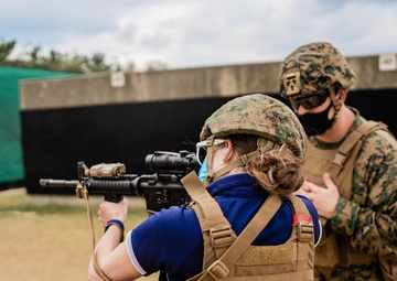 III MIG teaches USO staff rifle fundamentals
