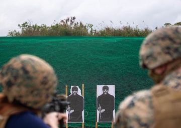 III MIG teaches USO staff rifle fundamentals