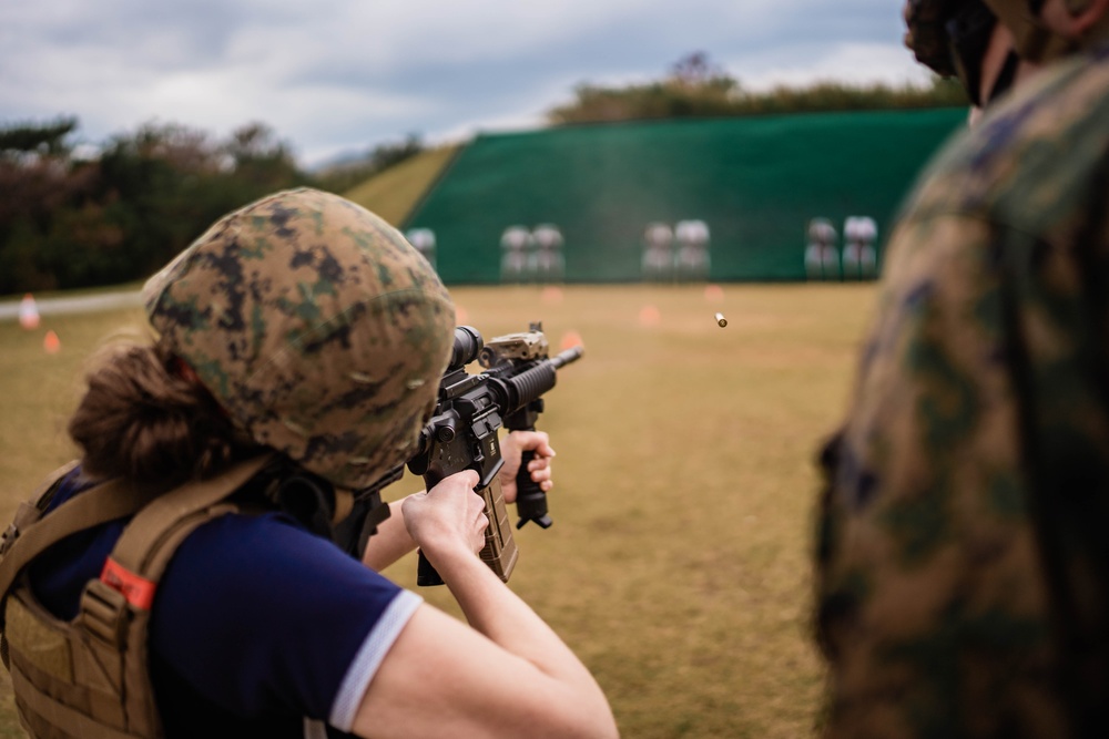 III MIG teaches USO staff rifle fundamentals