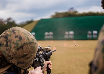 III MIG teaches USO staff rifle fundamentals