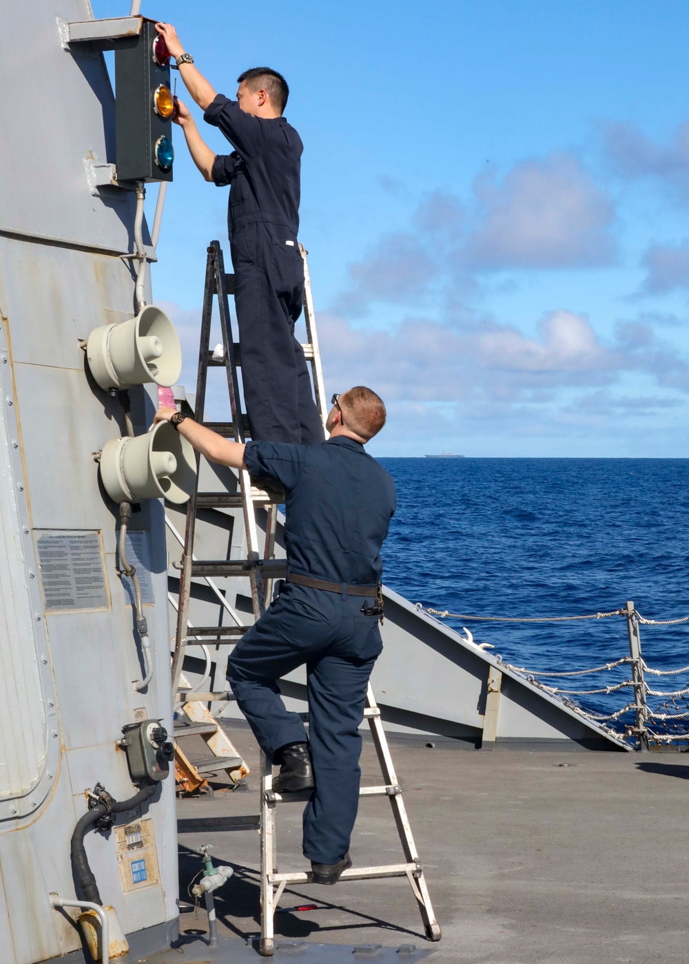 USS Benfold Monitors Surface Contacts With JS Izumo