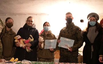 Service Members and Volunteers spread holiday Cheer in Poland