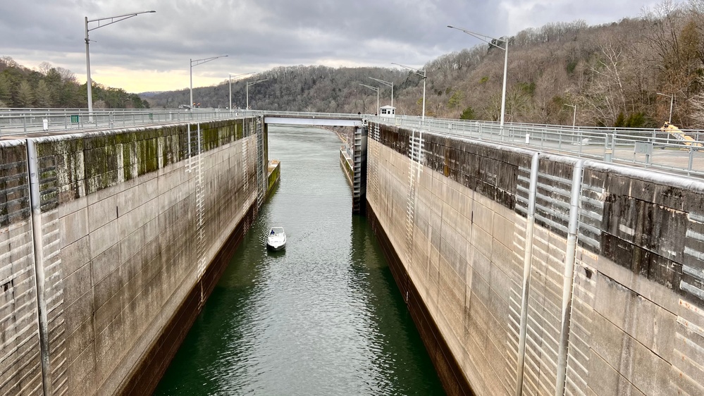 Vessel locks through Melton Hill Lock