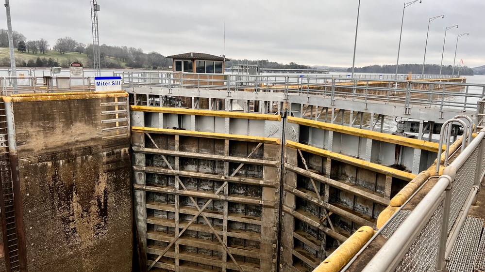 Miter gates at Fort Loudoun Lock