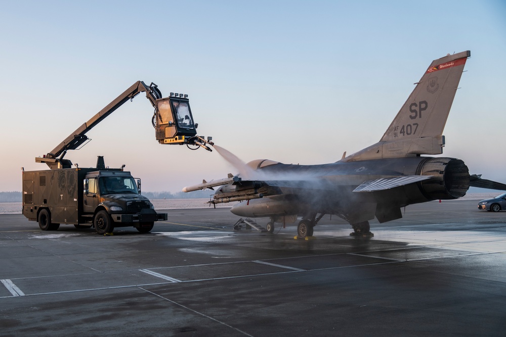 52 FW de-icing operations at Lask AB