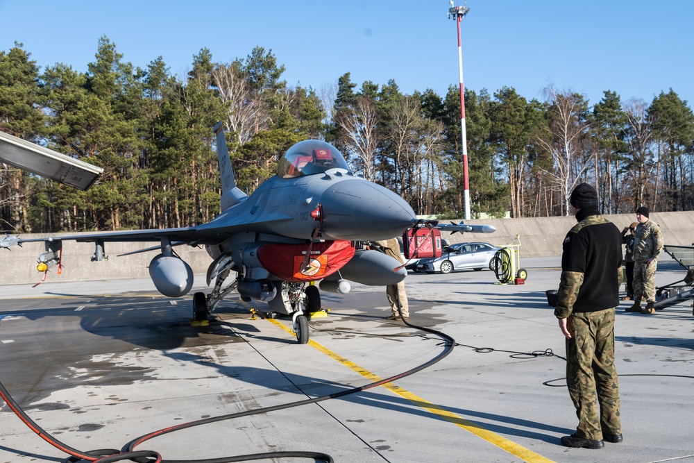 Polish AF assists 52 FW in refueling operations