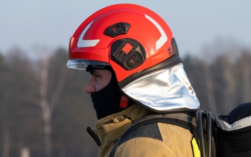 Polish AF firefighters, USAF integrate in emergency training