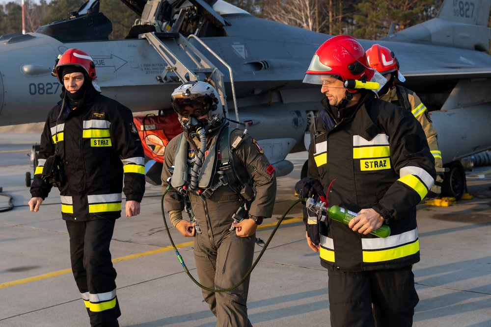 Polish AF firefighters, USAF integrate in emergency training