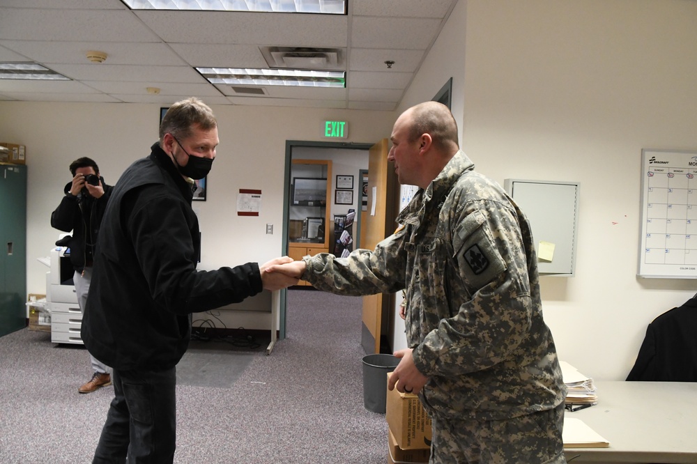 Fairbanks North Star Borough Mayor thanks Alaska Guardsmen