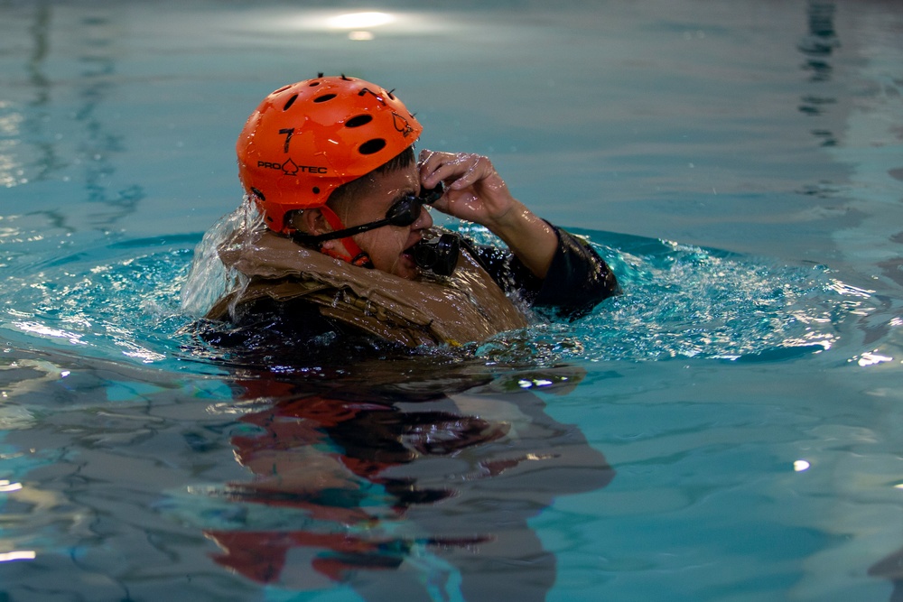 Marines with 2nd CEB conduct Underwater Egress Training