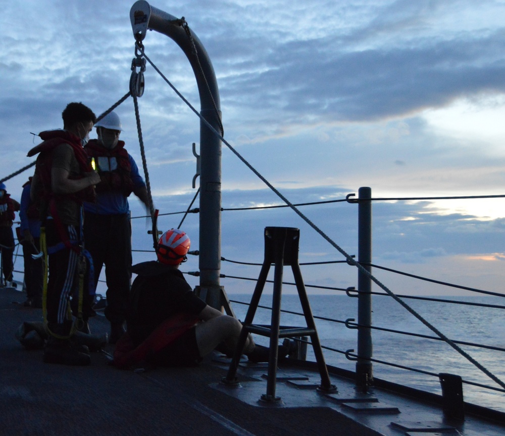 USS Lake Champlain sails the Sulu Sea