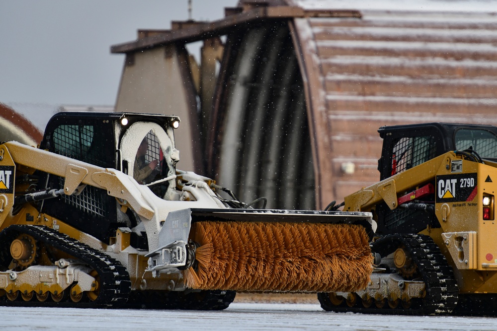 Working together: Devils, Pantons rid flightline of snow