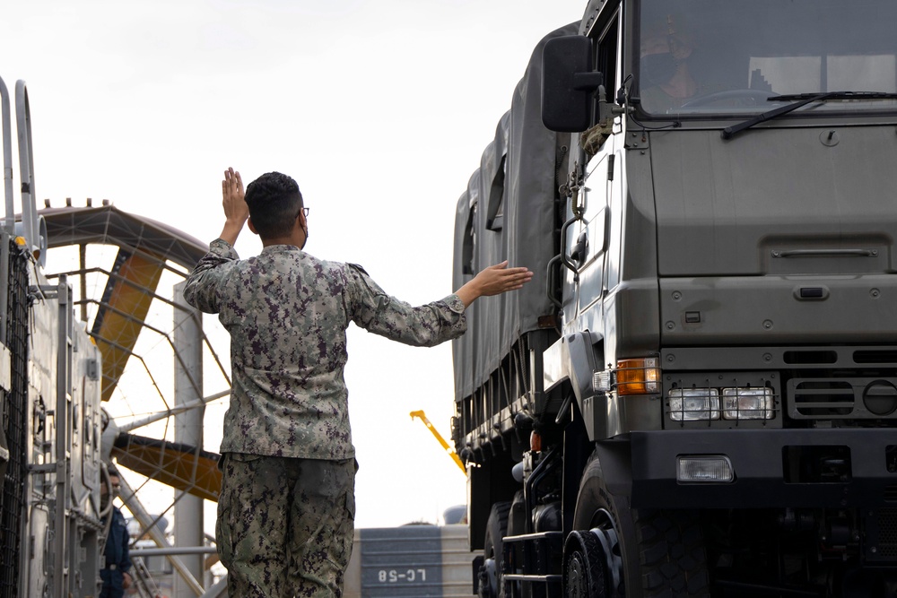 Iron Fist 2022: US Sailors, Japan Ground Self-Defense Force soldiers conduct LCAC loading procedures