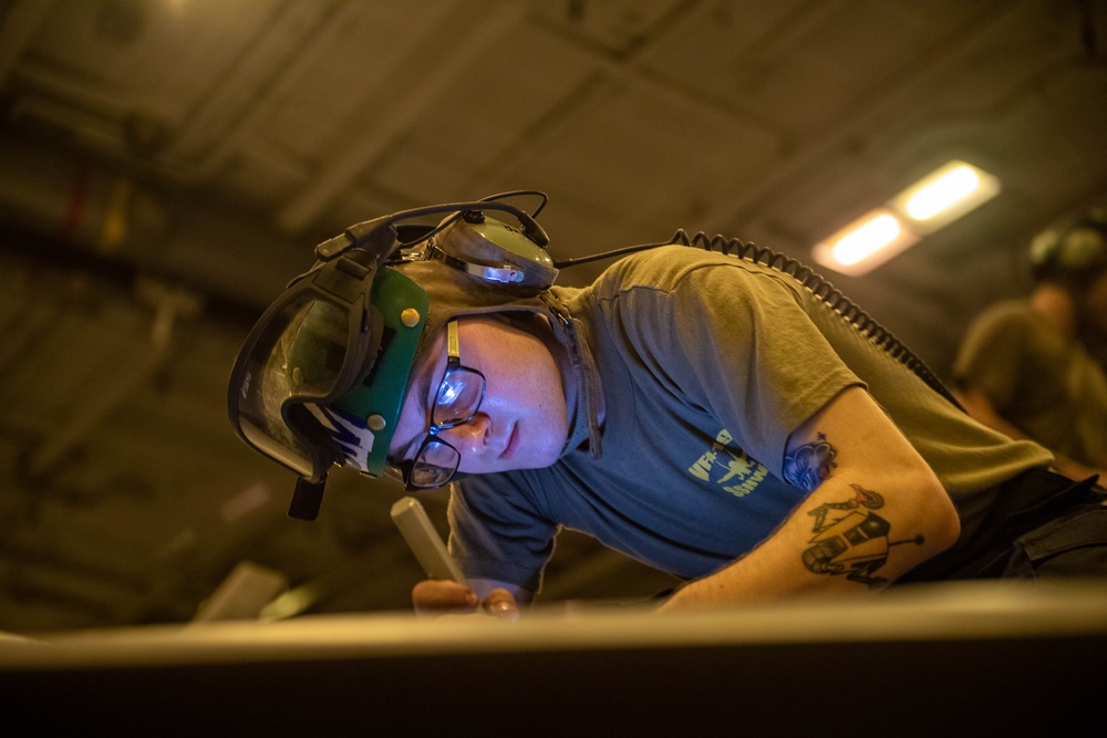 USS Carl Vinson (CVN 70) Conducts Night-Time Operations in 7th Fleet